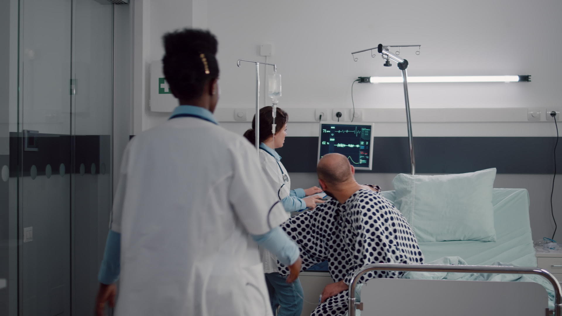 医生用静脉注射帮助病人从床上站起来IV扶起液滴水袋视频的预览图