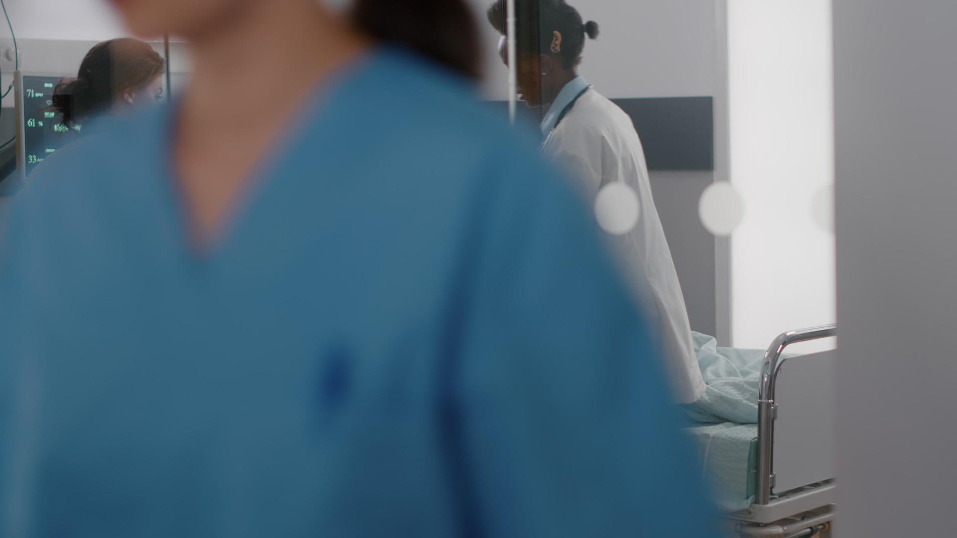 静脉注射帮助患者站立iv执业医液袋病床执业医生视频的预览图