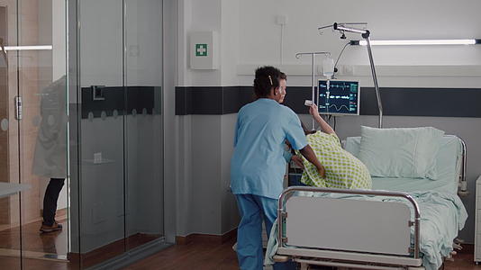 医疗小组检查病人的生命监测心脏病率监测器帮助使用液体视频的预览图