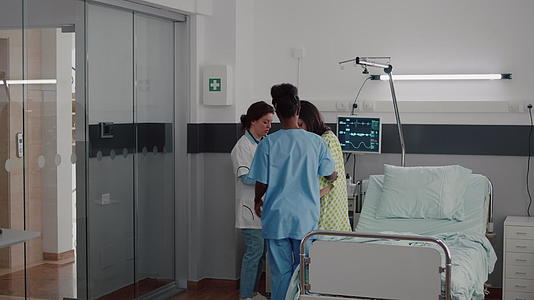美国护士和医生帮助病人从床上站起来帮助病人站起来视频的预览图