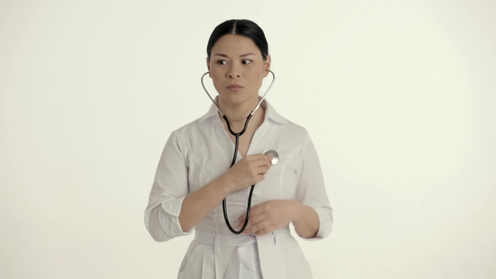 美丽的亚洲女医生倾听她们的心跳视频的预览图