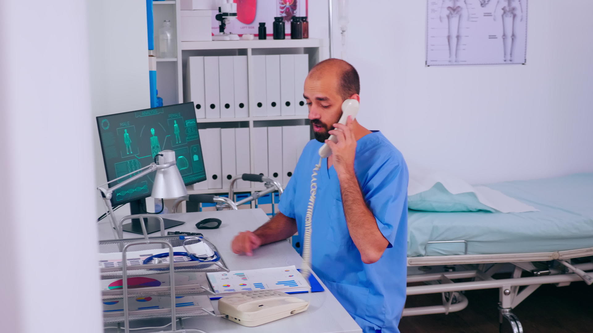 在医院工作的男性保健医生接电话视频的预览图