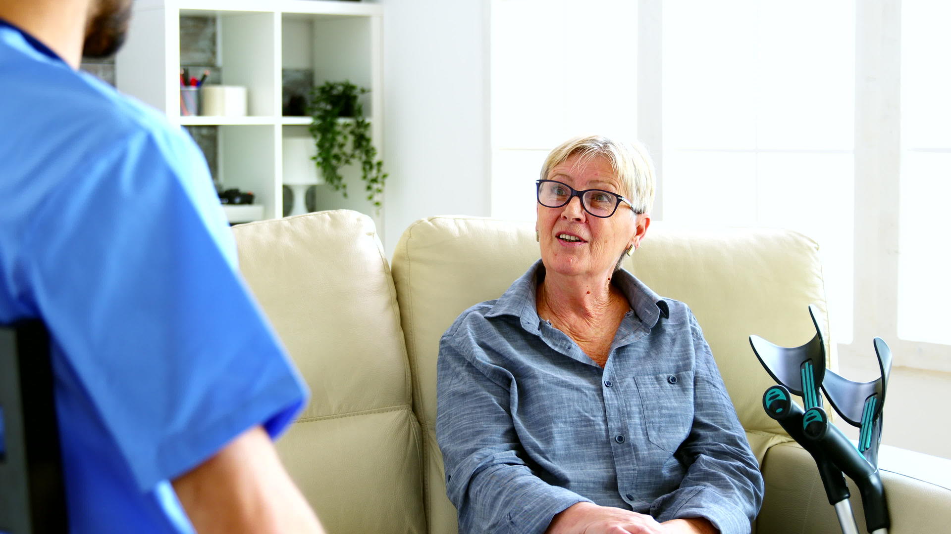 男护士与老年妇女交谈视频的预览图