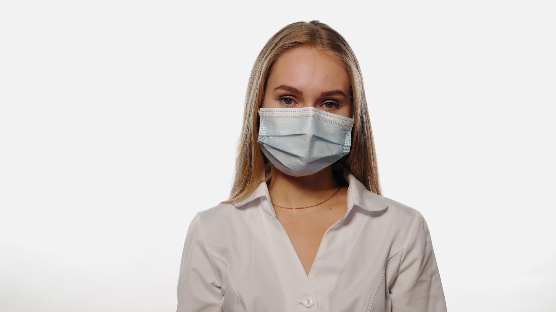 戴着医用面具的金发黑发护士对自己的脸漠不关心或漠不关心视频的预览图