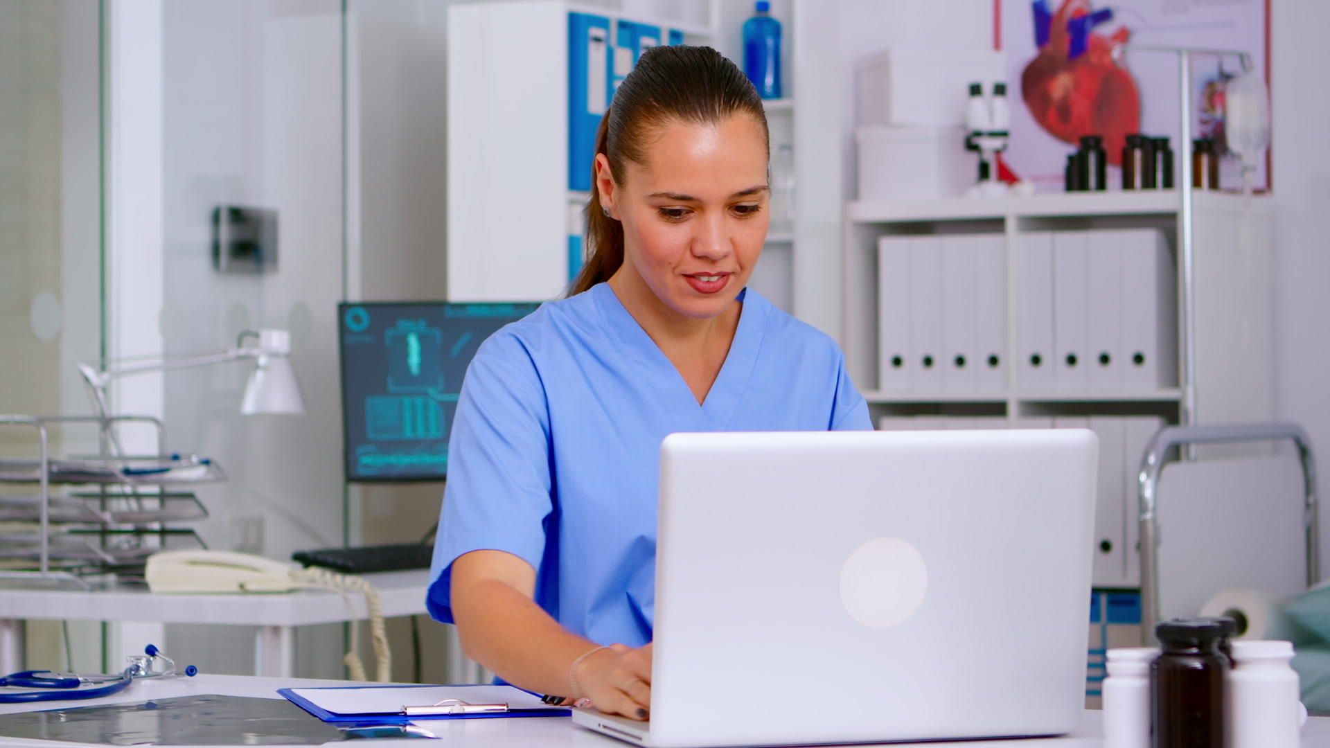 护士在剪贴板上做笔记阅读膝盖电脑的医疗说唱视频的预览图