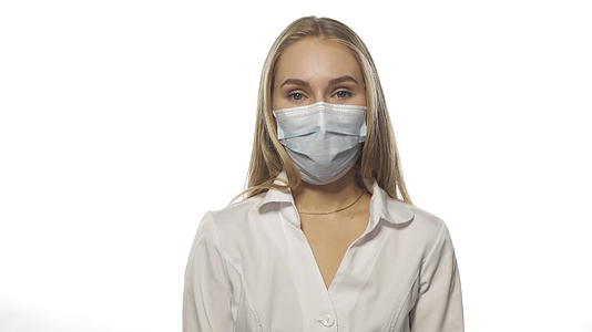 戴着医用面具的年轻护士对她的肩膀漠不关心或不知道视频的预览图