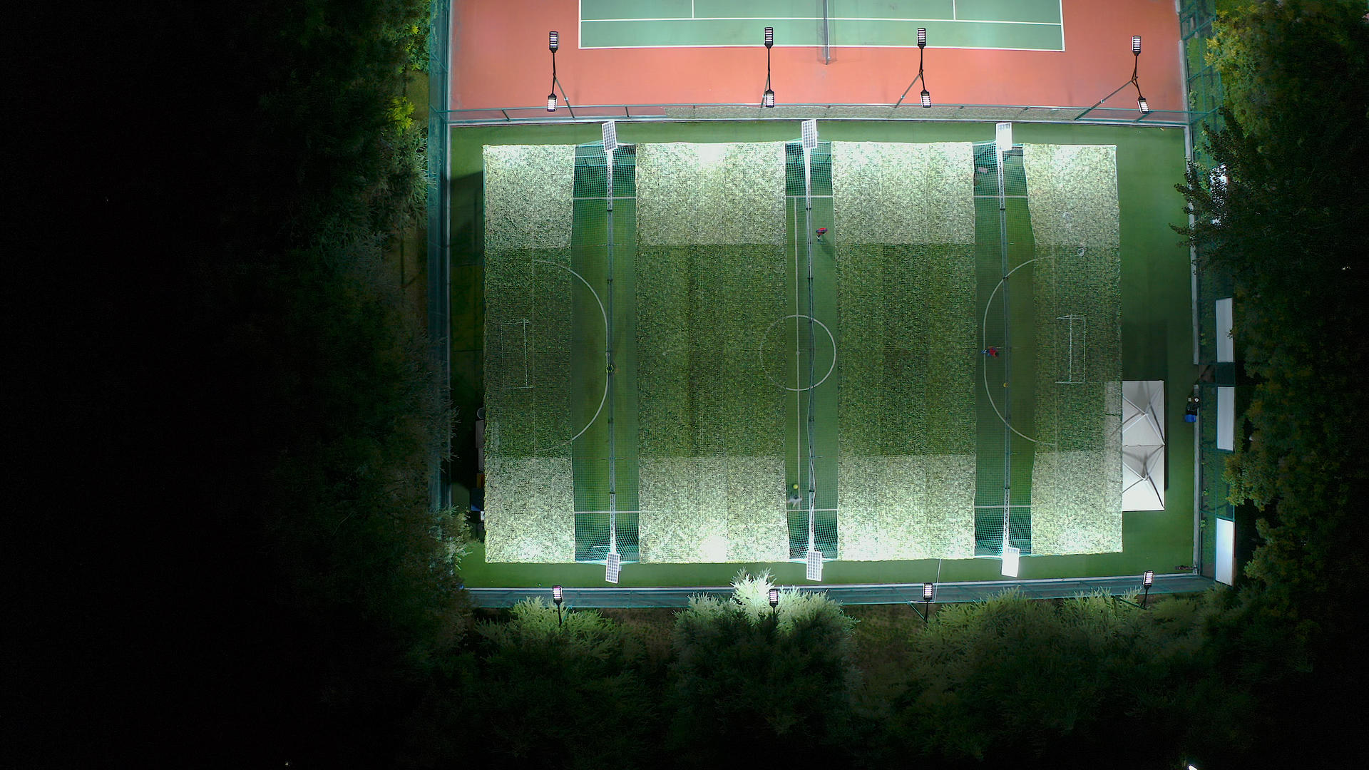 五人足球场夜景4K航拍视频的预览图