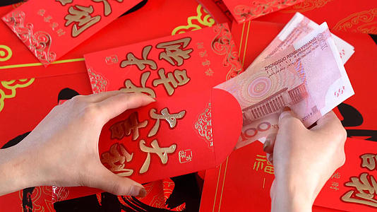 4K新年红包塞钞票塞红包大吉大利红包视频的预览图