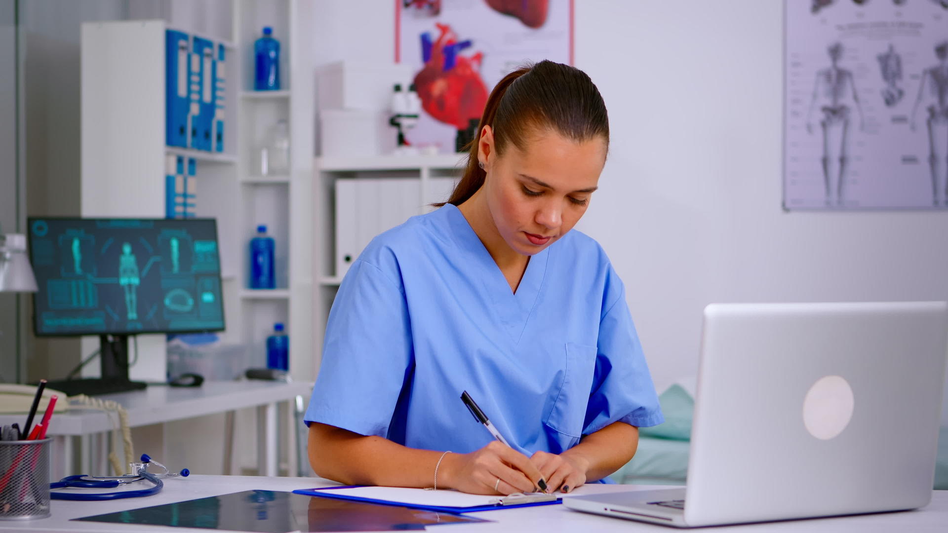 医疗助理在笔记本电脑上打字在剪贴板上做笔记视频的预览图