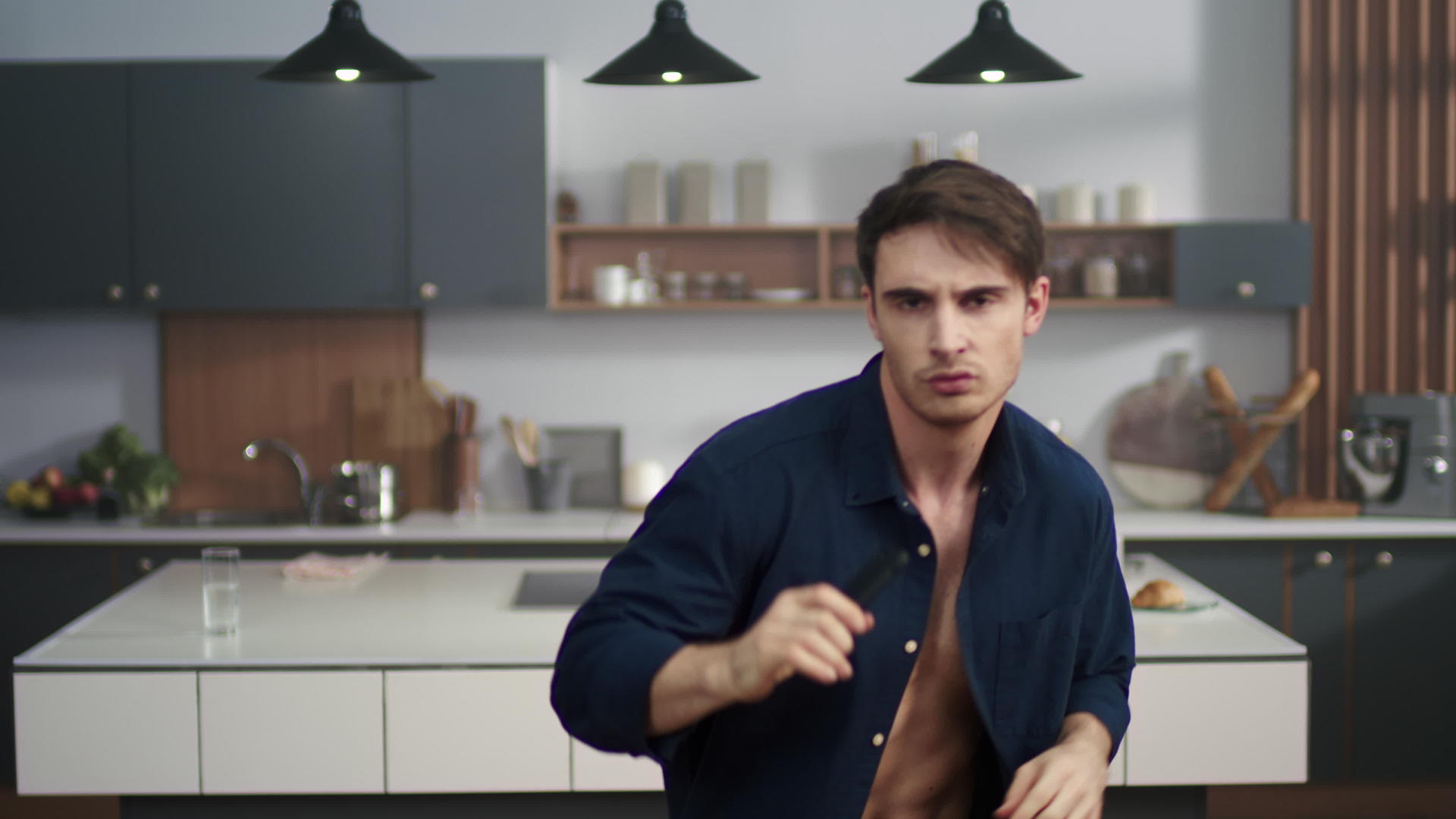 精力充沛的男人在现代厨房里跳舞视频的预览图