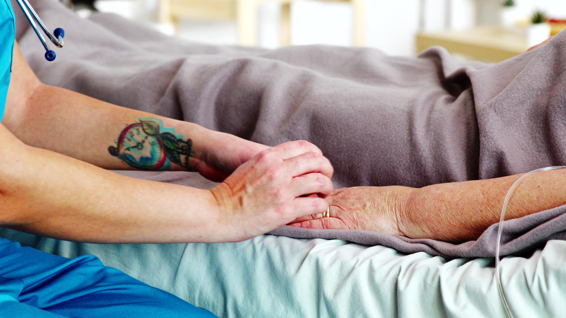 一位坐在医院床上的老妇人的手拍到了年轻人的手caucasiansian视频的预览图