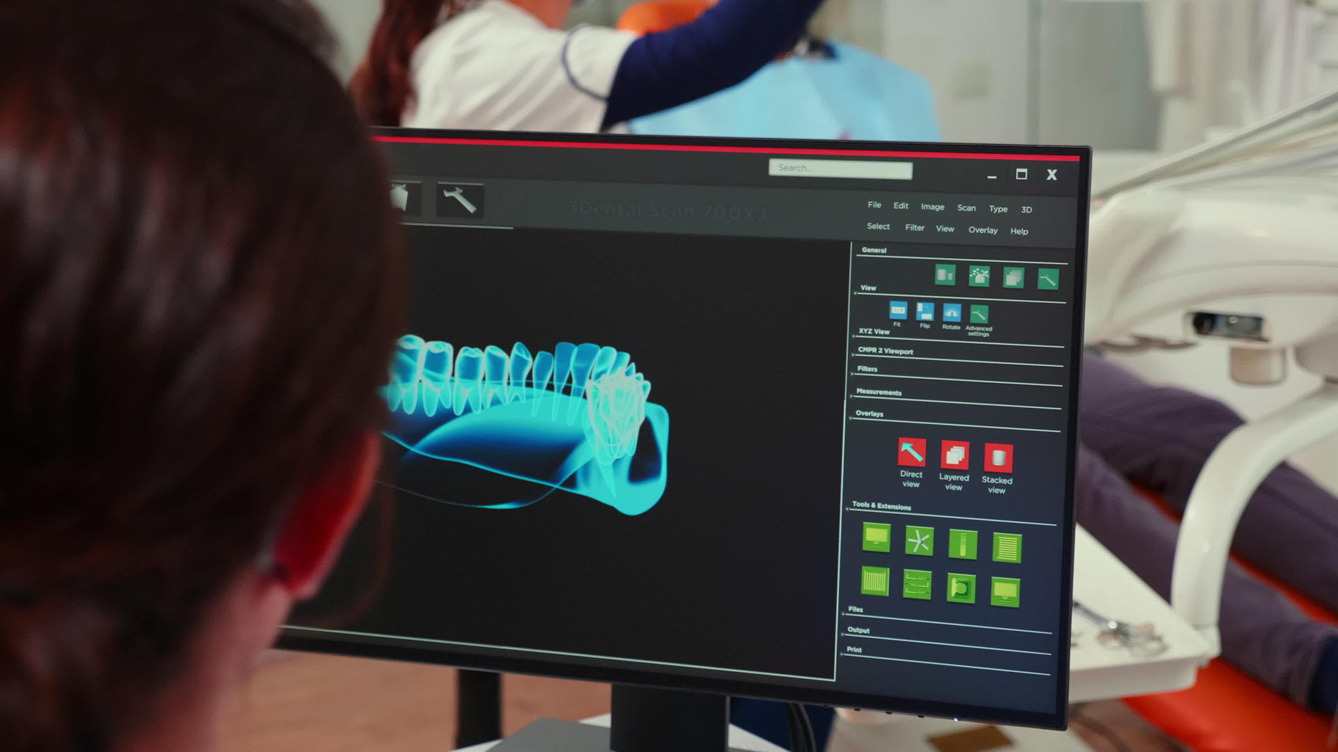 口腔科护士检查计算机上的数字牙科指纹；视频的预览图