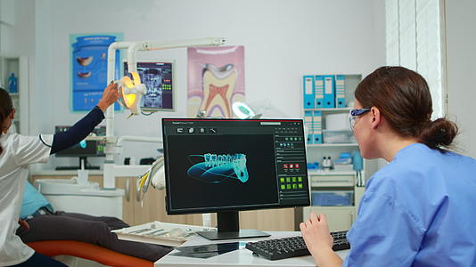 护士为患者提供数字牙科指纹视频的预览图