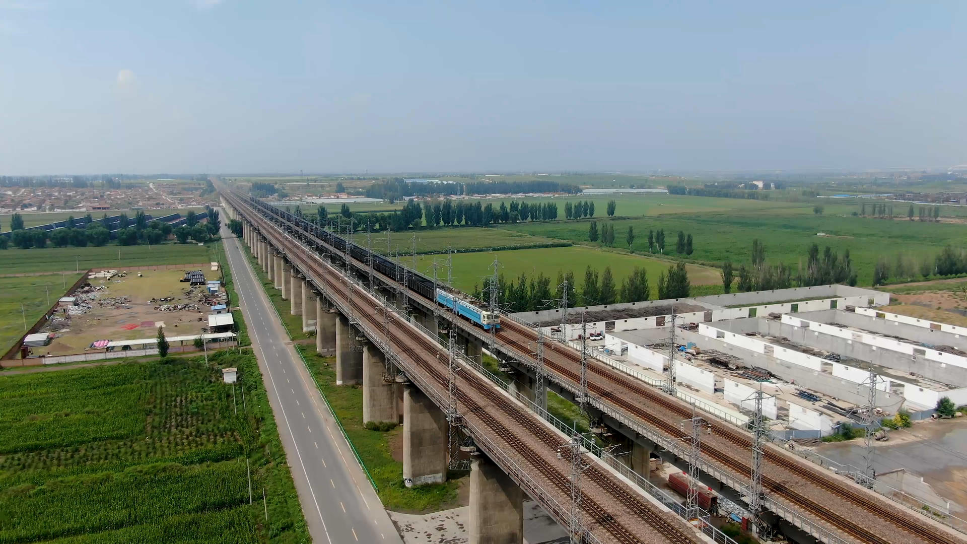 4k航拍火车铁路高架桥视频的预览图