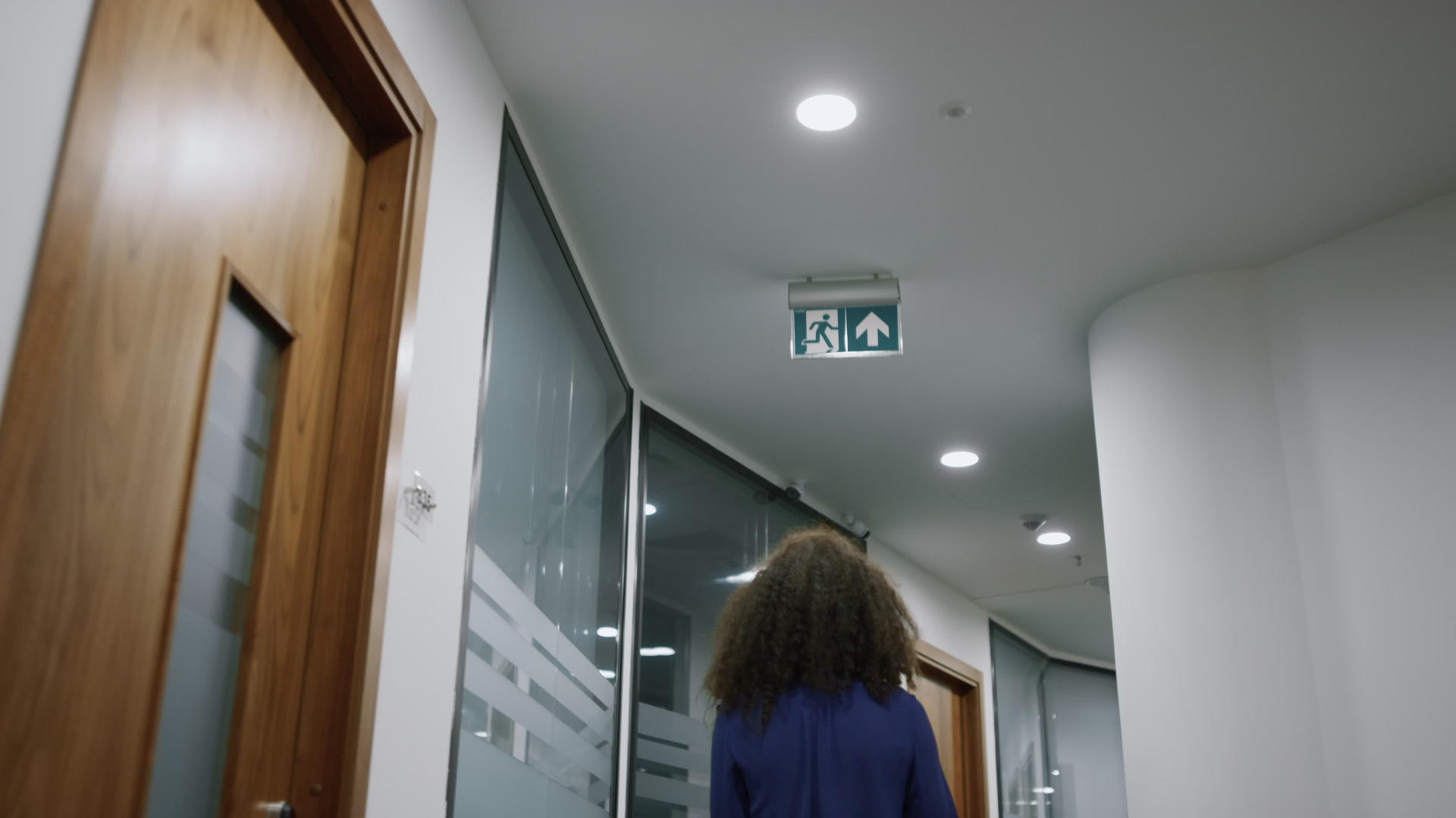 非裔美国女商人自信地走在公司办公室的走廊里视频的预览图