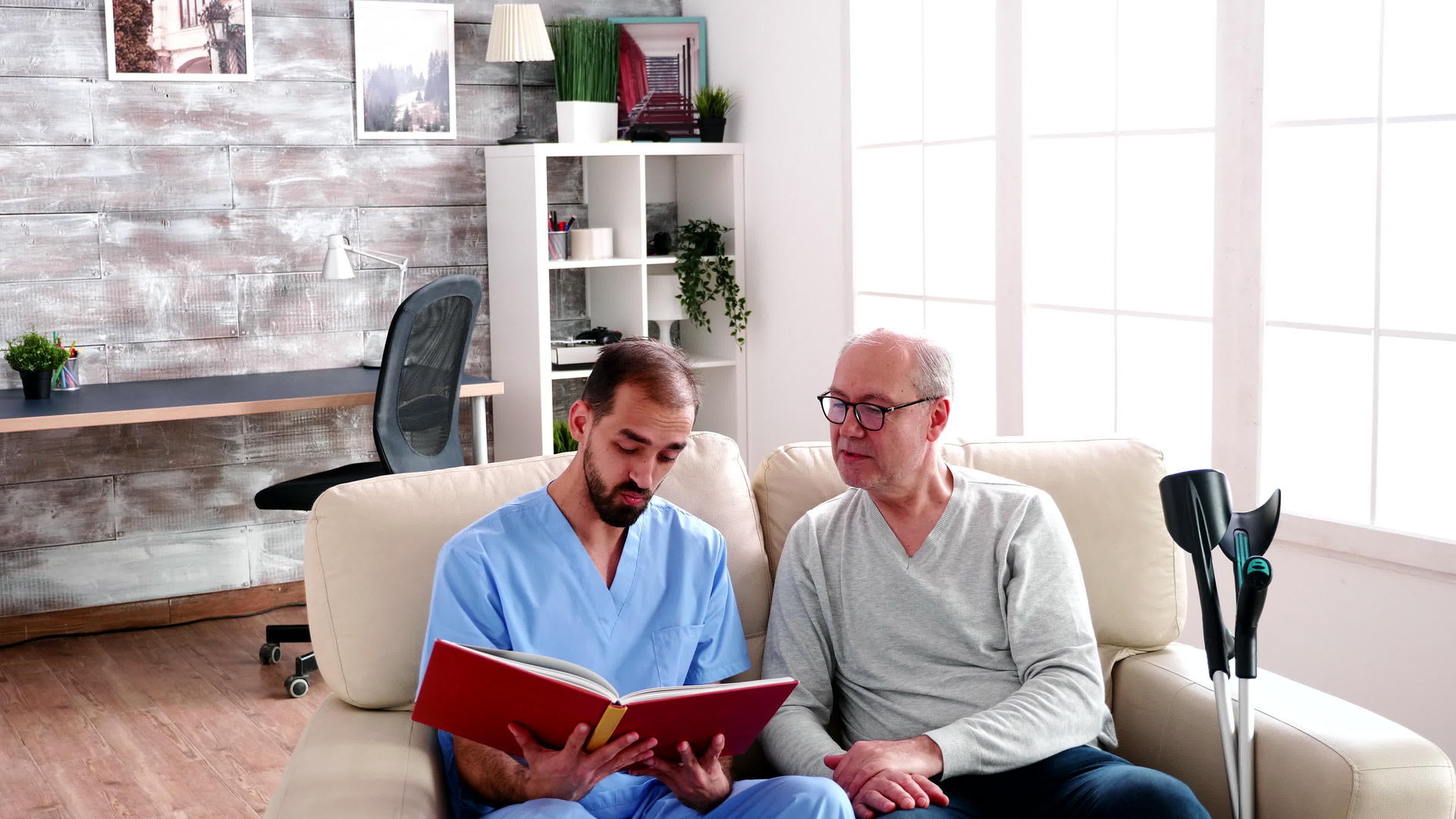 男性助理为老年人阅读视频的预览图