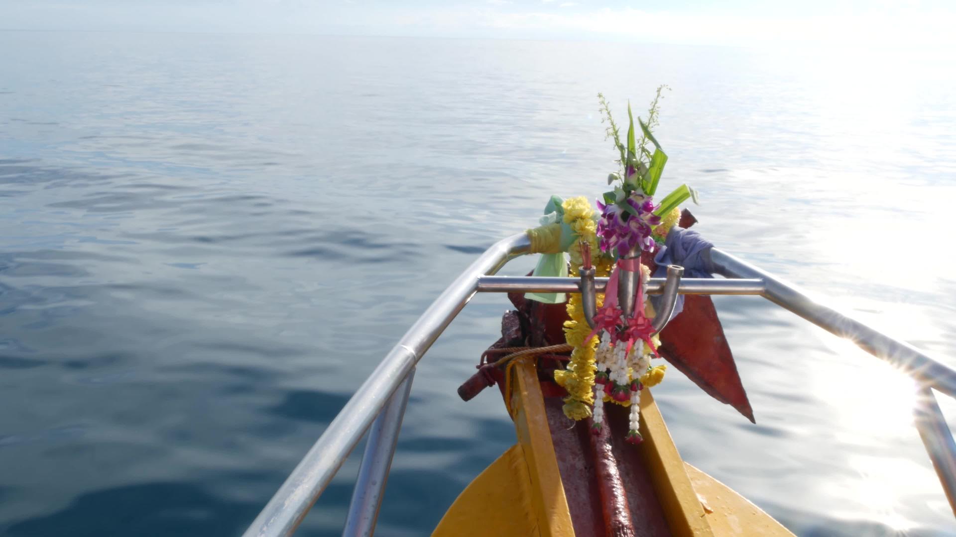 带有护身符的渔船带有泰国宗教护身符口视频的预览图