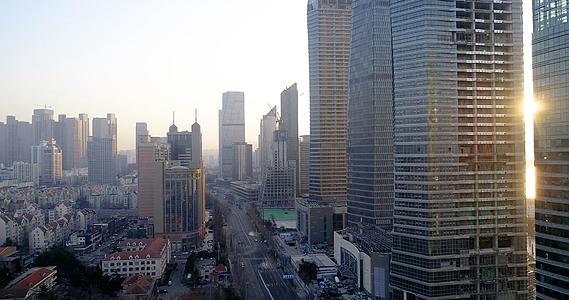4K都市清晨青岛香港路高楼间穿行航拍视频的预览图