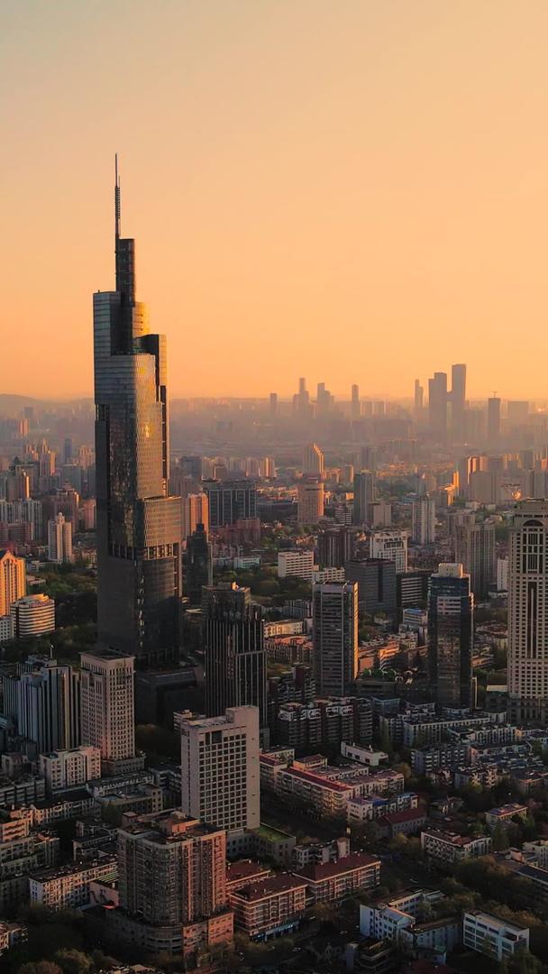 南京城地标紫峰大厦黄昏夕阳下的航拍视频的预览图