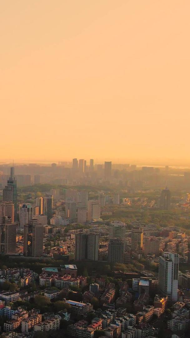 南京城地标紫峰大厦黄昏夕阳下的航拍视频的预览图