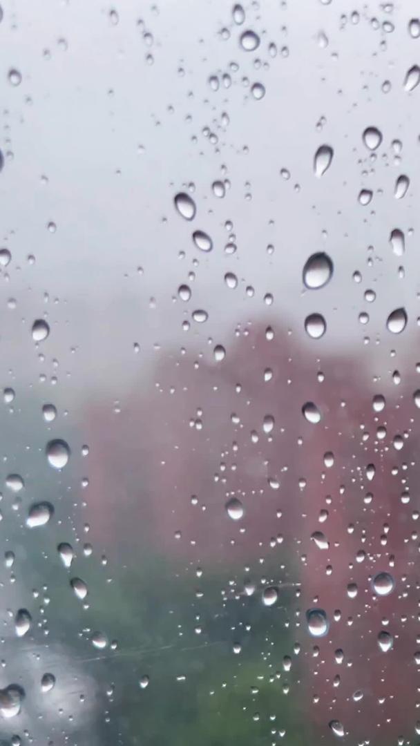 夏天真实拍摄雨滴玻璃意境空镜视频的预览图