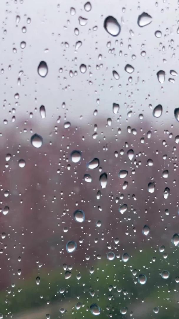 夏天真实拍摄雨滴玻璃意境空镜视频的预览图