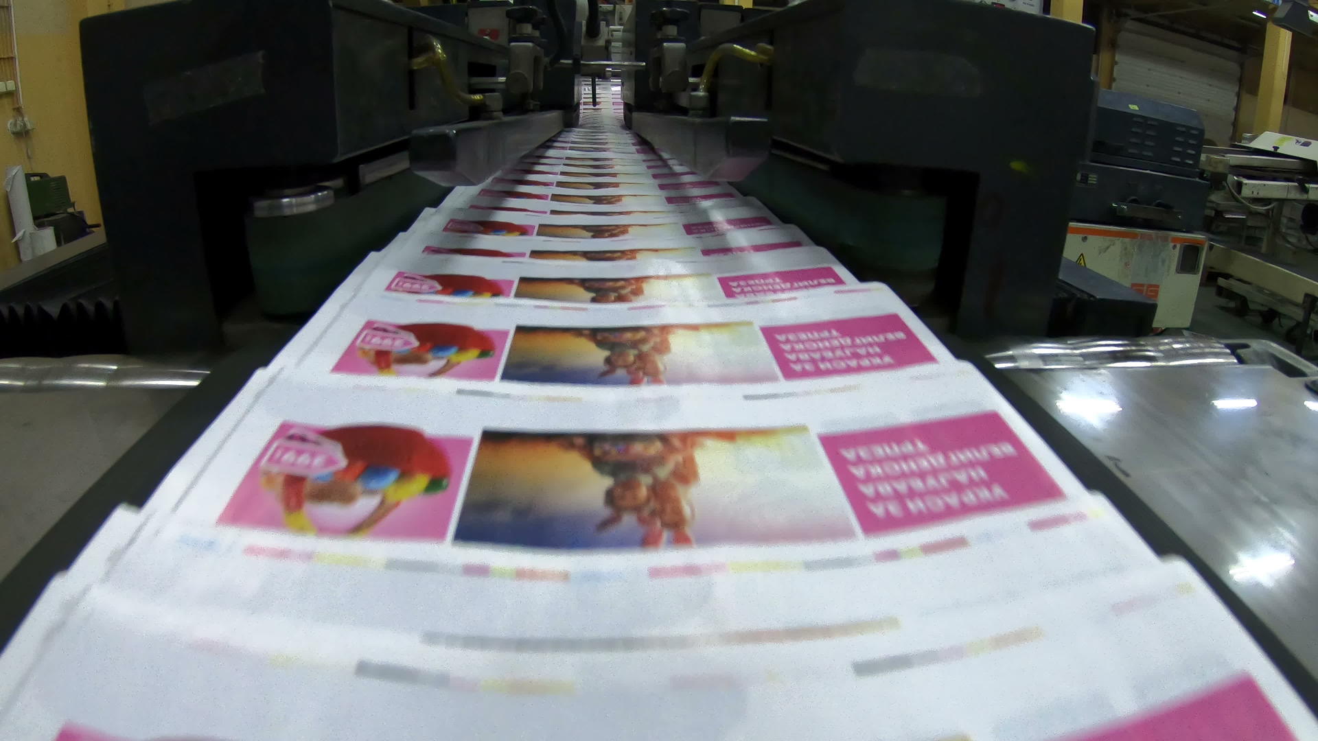 印刷厂工厂杂志在印刷机和文件夹后的传送带线路上运输视频的预览图