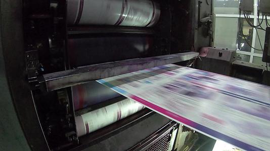 卷筒纸胶印店报纸印刷报纸从旋转印刷机工业机械上脱落视频的预览图