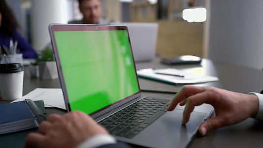 创业者在不同的业务团队会议上搜索笔记本电脑绿屏视频的预览图