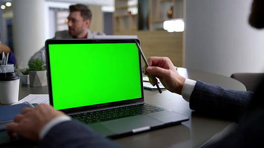 办公员工使用笔记本电脑色度键在业务团队会议上工作视频的预览图