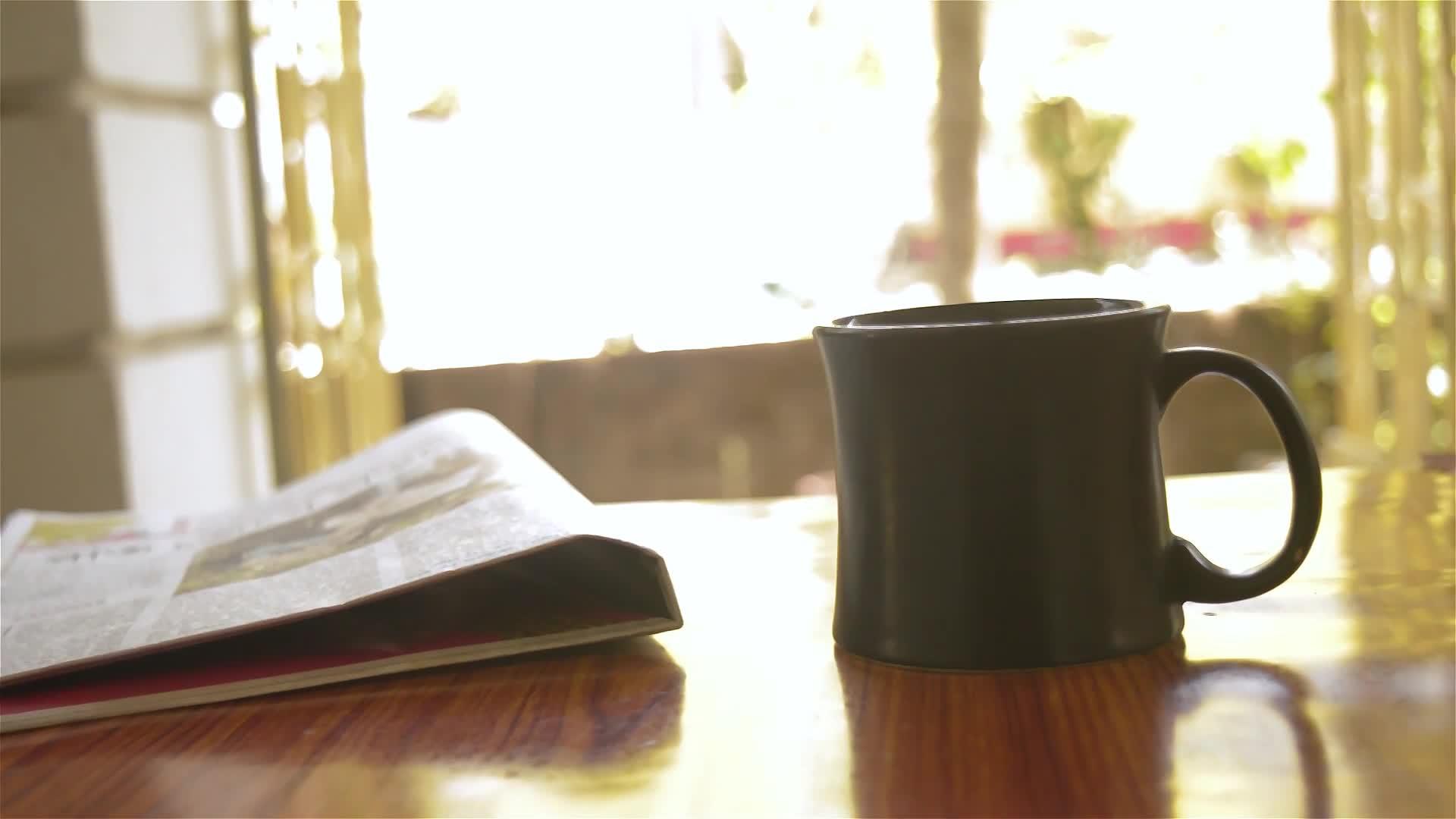木制桌子上的卡布奇诺咖啡视频的预览图