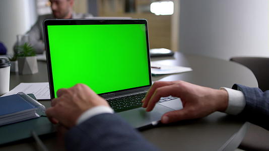 商务人士在企业团队会议上使用触摸板笔记本绿屏视频的预览图