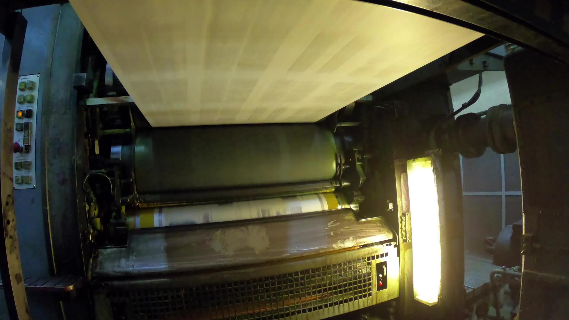 胶印机与快速移动的纸卷一起工作视频的预览图