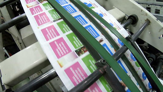 杂志和杂志抵消大型印刷机的印刷产品生产线视频的预览图