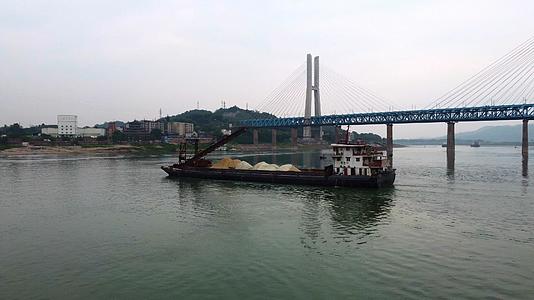 航拍长江江面施工采砂船视频的预览图