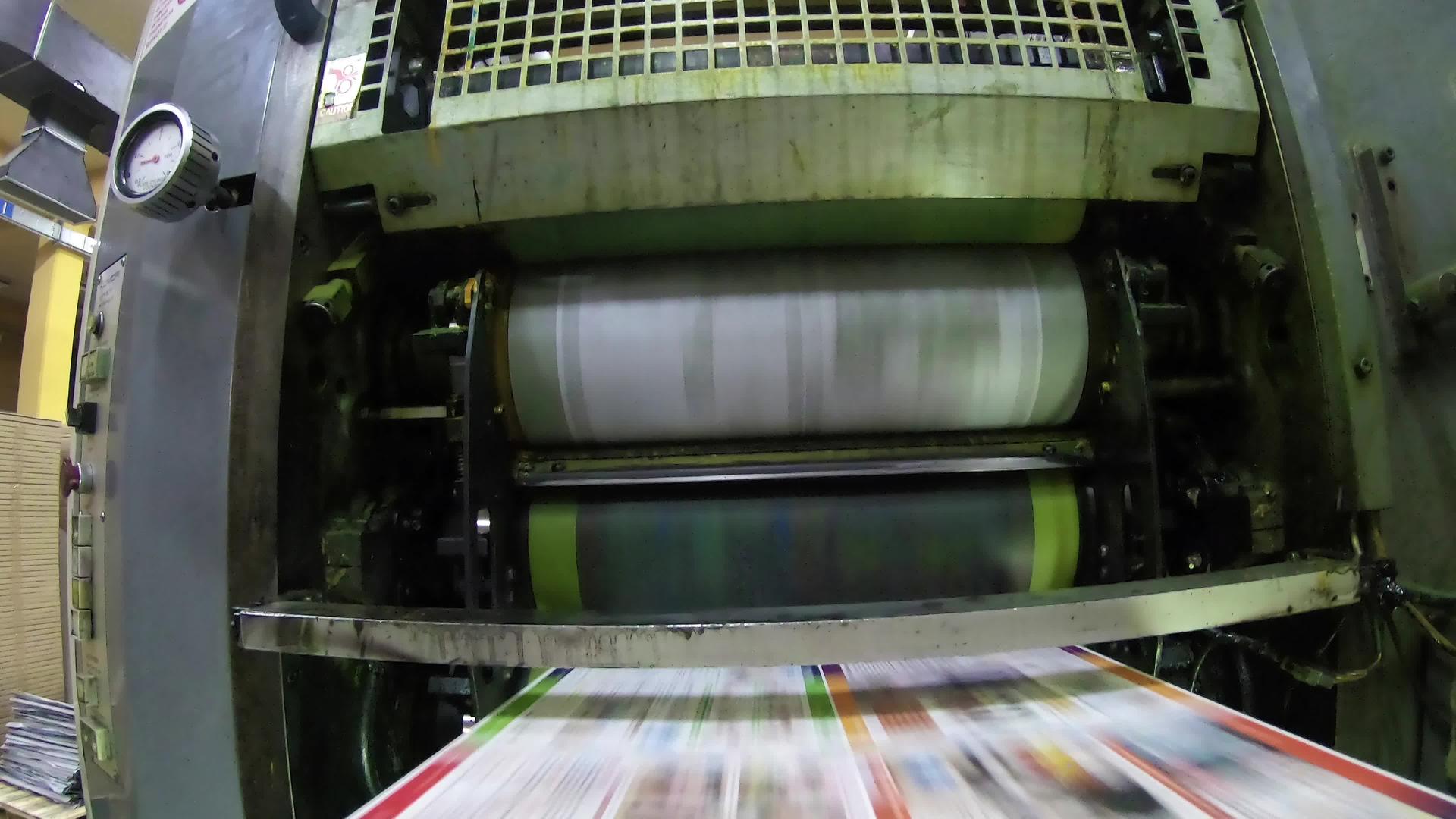 在黄墨塔的一家旋转新闻工厂印刷传单和工业印刷黄色杂志视频的预览图