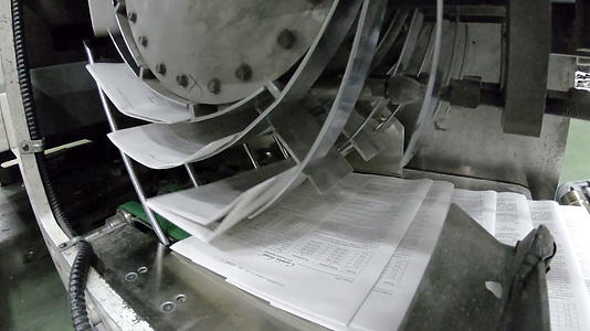 在印刷机传送带上的印刷机上机械地折叠报纸视频的预览图