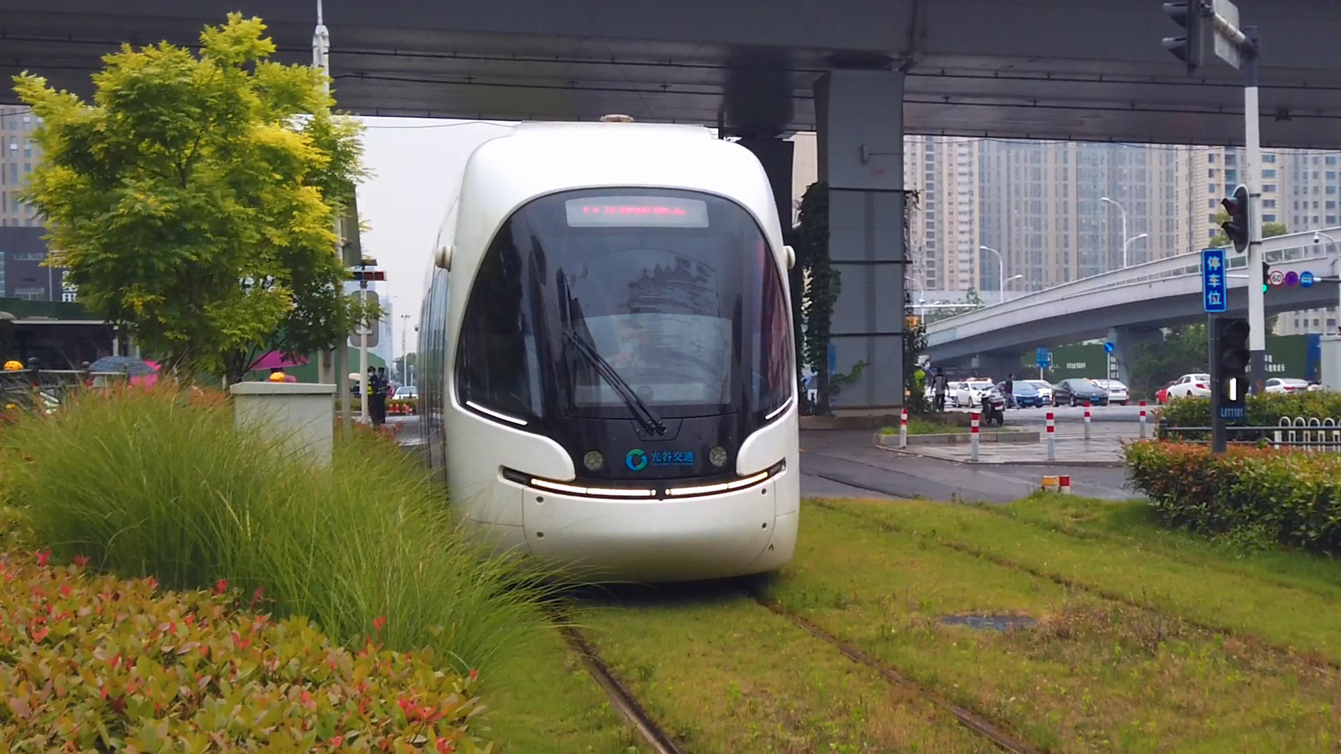城市无污染环保公共交通工具有轨电车4k素材视频的预览图