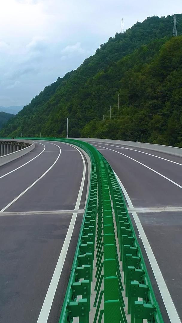 建造新的高速大桥航拍视频的预览图