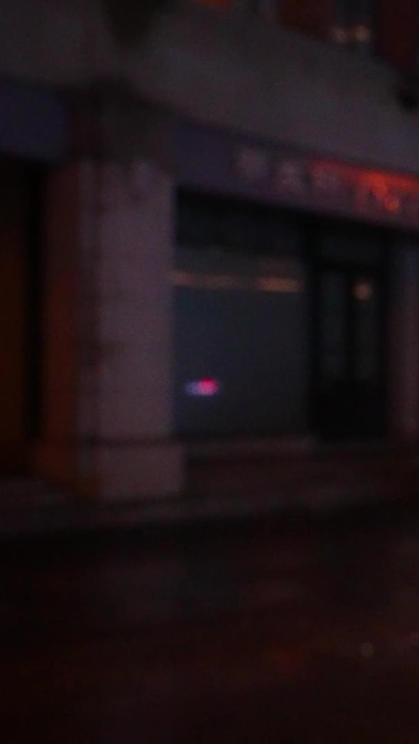 城市雨夜交通道路灯光车流素材视频的预览图