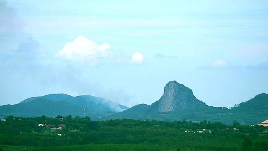 布泽达在悬崖和山脉的背景下Buddha视频的预览图