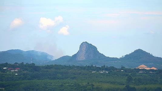 在悬崖和山脉的背景下山上有软雾和布泽河边的烟雾视频的预览图