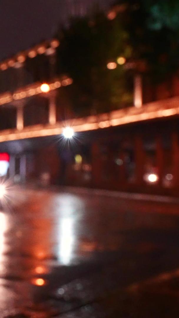 城市雨夜交通道路灯光车流素材视频的预览图