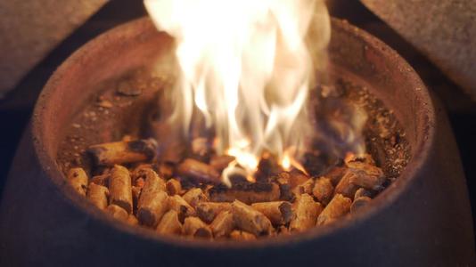 在强替代生物燃料的加热颗粒炉在强烈燃烧后抛出火焰视频的预览图