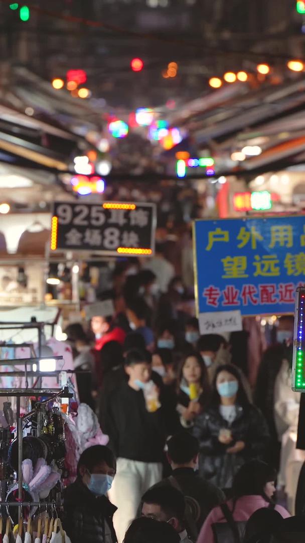 夜间城市购物购物的人流夜景素材视频的预览图