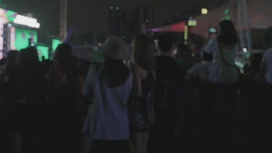 慢镜头升格拍摄4k素材城市音乐节现场表演演出现场美女歌迷背影视频的预览图