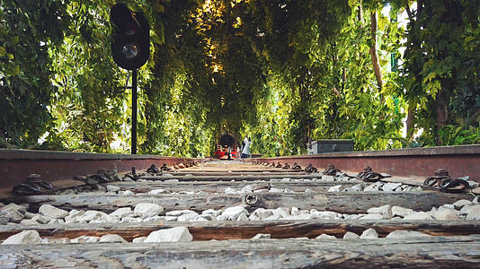 城市风光武汉文艺小清新地标绿野仙踪爱情隧道恋人最爱的铁道轨道4k素材视频的预览图