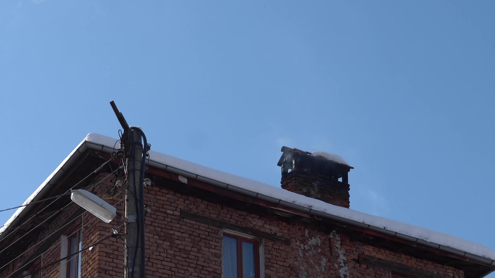 冬天烟从旧砖房的烟囱里冒出来视频的预览图