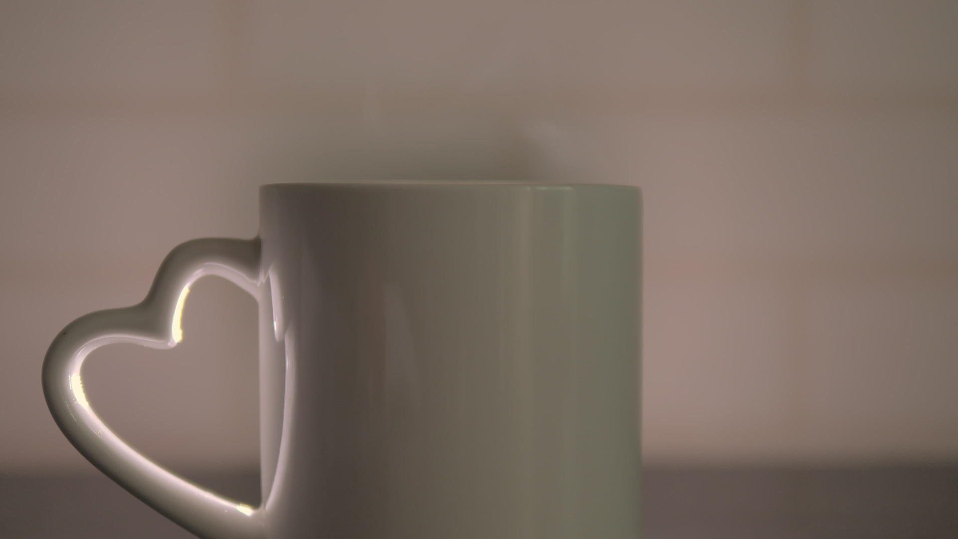 咖啡杯的烟放在桌子上视频的预览图