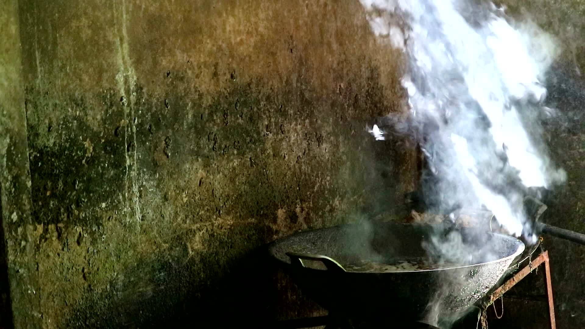 炒猪肉加香草叶和黑胡椒视频的预览图